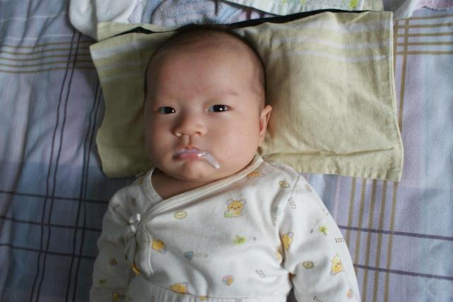 寶寶吐奶， 出了拍嗝，這些“動作”也很重要